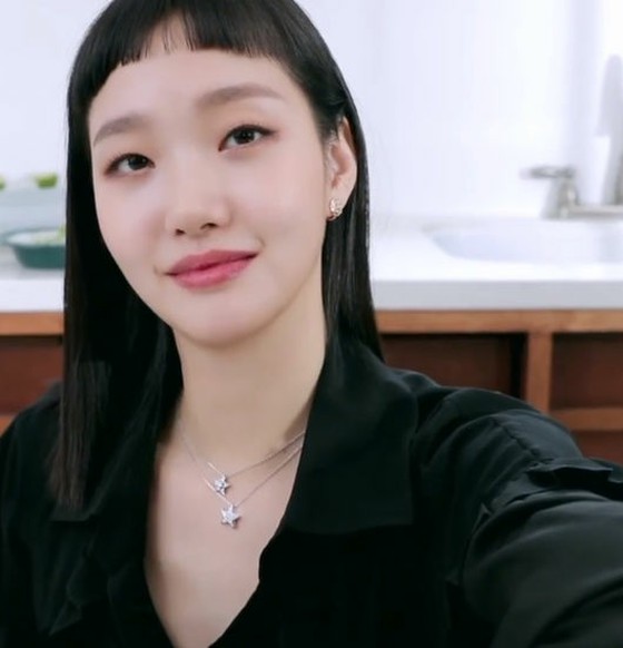 Aktris Kim Go Eun berubah menjadi gaya poni pendek ... Imechen untuk wanita urban yang chic