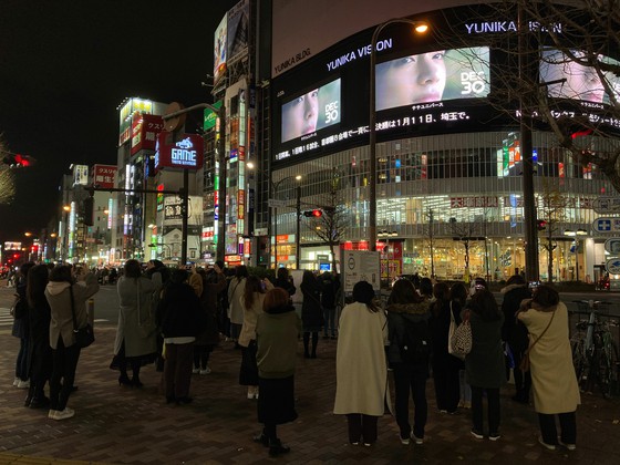 Pesan dari fans Jepang untuk "BTS" V pada perayaan ulang tahun = Penglihatan jalanan yang luas di seluruh dunia