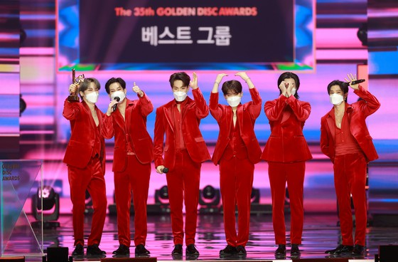 BTS Jung Kook memenangkan "Upacara Penghargaan Cakram Emas" untuk transformasi pirang