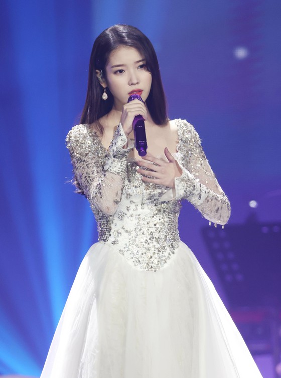 IU memenangkan hadiah utama dalam kategori sumber suara di "Blueming" ... "Terima kasih kepada semua pendengar" = "35th Golden Disc Award" Daftar pemenang kategori sumber suara digital