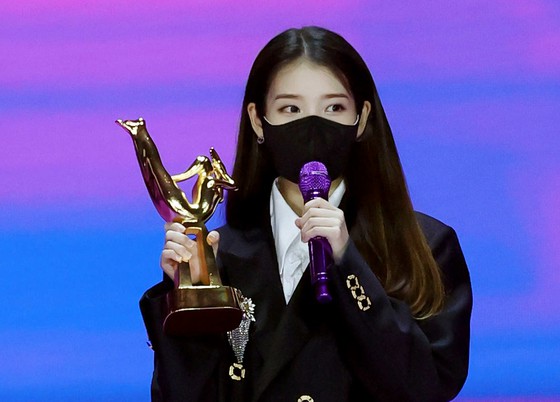 IU memenangkan hadiah utama dalam kategori sumber suara di "Blueming" ... "Terima kasih kepada semua pendengar" = "35th Golden Disc Award" Daftar pemenang kategori sumber suara digital