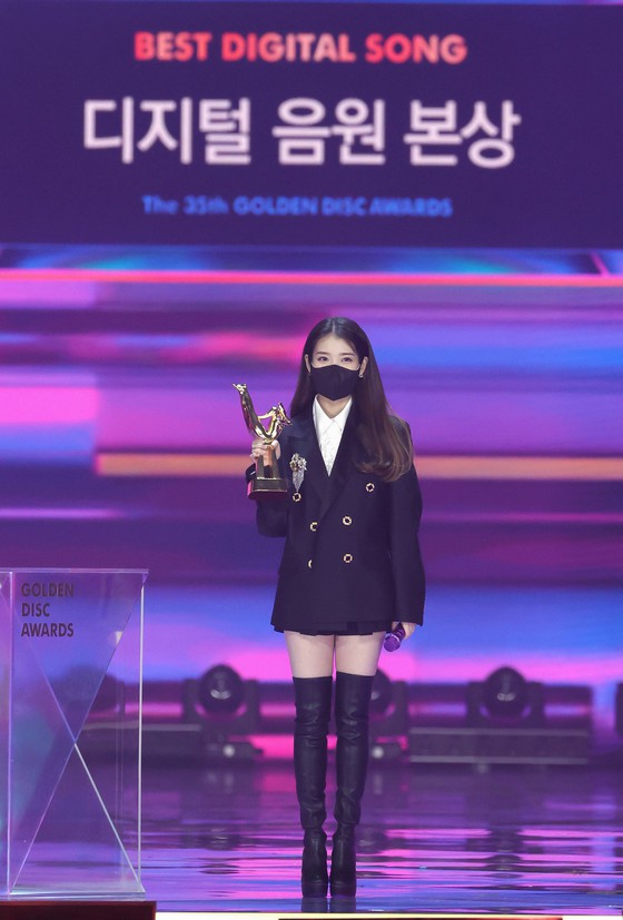 IU memenangkan hadiah utama dalam kategori sumber suara di "Blueming" ... "Terima kasih kepada semua pendengar" = "35th Golden Disc Award" Daftar pemenang kategori sumber suara digital