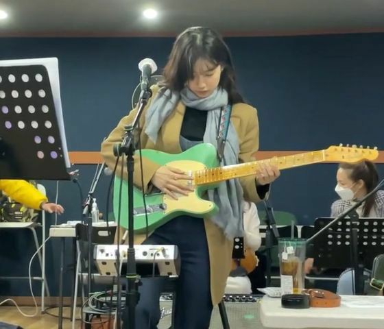 Suzy (mantan Miss A), berlatih gitar "dewi visual" menjelang penampilan ulang tahun ke-10