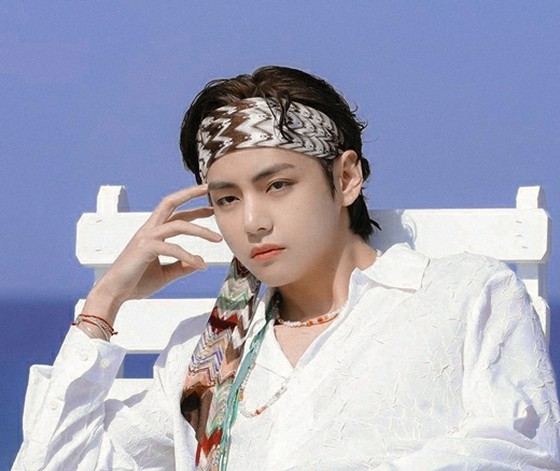 V (BTS), "Idol like a model" memilih posisi pertama "Pria kecantikan perwakilan K-POP"