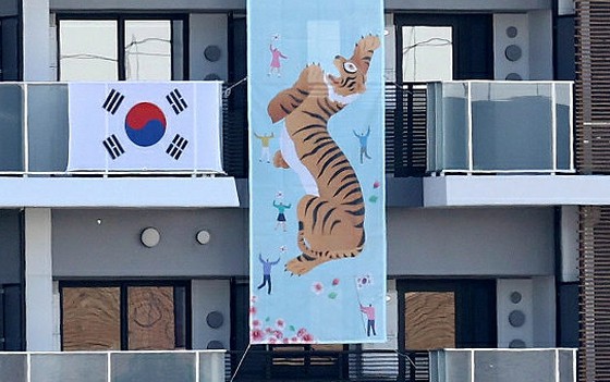 <W commentary> Tim Korea baru saja memasang spanduk harimau di Tokyo Olympic Village = "Kesulitan vs. Dukungan"