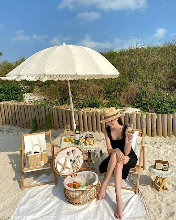 Jessica (sebelumnya SNSD (Girls' Generation)), piknik di pantai kelas atas Pulau Jeju ... Tas bermerek