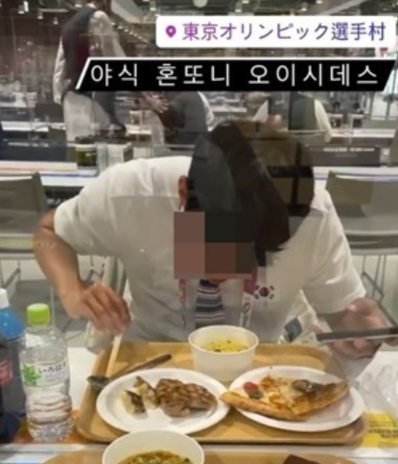 Orang Korea dengan bendera Taegeuk memposting "foto makan" di Desa Olimpiade Tokyo Hot Topic = Liputan Korea