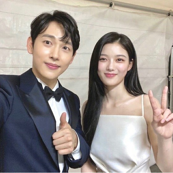 Lim Siwan (ZE: A) & Kim You Jung, bersatu kembali untuk pertama kalinya dalam delapan tahun sejak co-star serial TV ... Dewasa "kakak dan adik" dua tembakan