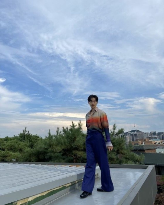 JUNHO "2PM" menyapa "Selamat perayaan pertengahan musim gugur" dengan langit biru di latar belakang ... Harapan dikumpulkan untuk serial TV baru "Red sleeves"