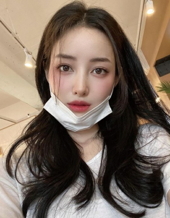 YouTuber Kecantikan YU CAT NIP mengungkapkan status baru-baru ini setelah "operasi dada dan wajah"