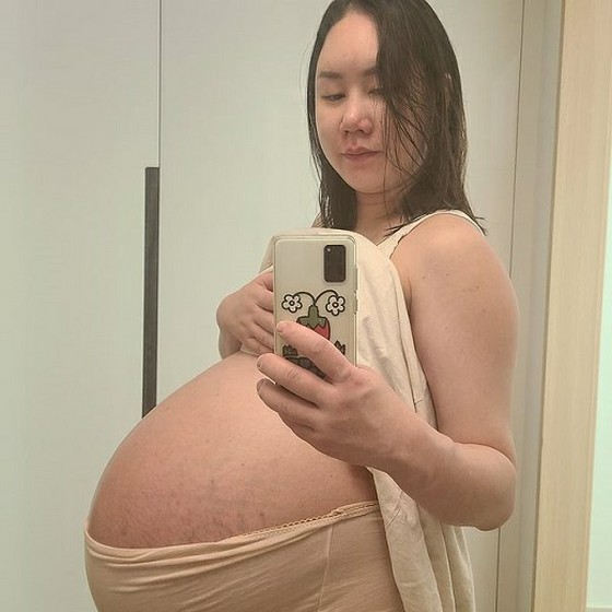 Hwang Shin-young, seorang entertainer tertawa yang hamil kembar tiga, mengatakan, "Berat 104 kg, sulit untuk bangun."