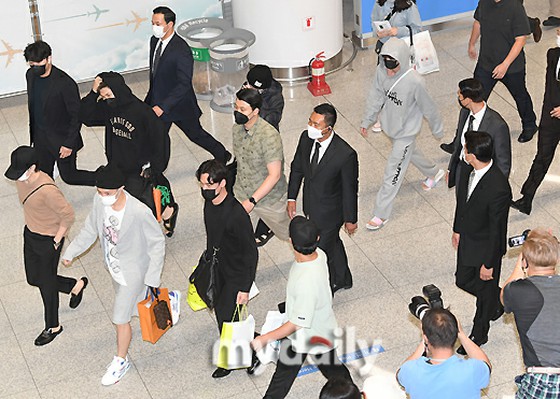 [Foto] "BTS" kembali ke Bandara Internasional Incheon dari New York setelah pidato di Majelis Umum PBB