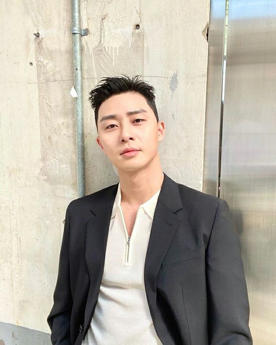 Aktor Park Seo Jun mengunjungi tanah pemakaman kakek dari pihak ibu dari jasa kebangsaan Korea. Pada tanggal 16, Park Seo Jun memposting pesan di Instagram yang mengatakan "Saya akan melihat kakek saya untuk pertama kalinya dalam waktu yang lama. Saya akan datang lagi" dan sebuah foto. Park Seo Jun meninggalkan foto kunjungan ke makam kakek dari pihak ibu, yang diabadikan di Rumah Sakit Nasional Daejeon di Korea Selatan, yang berlokasi di Yusong (Yuseong-gu), Daejeon. Kakek keibuan Park Seo Jun adalah mantan anggota kedaulatan Angkatan Darat dan prestasi nasional