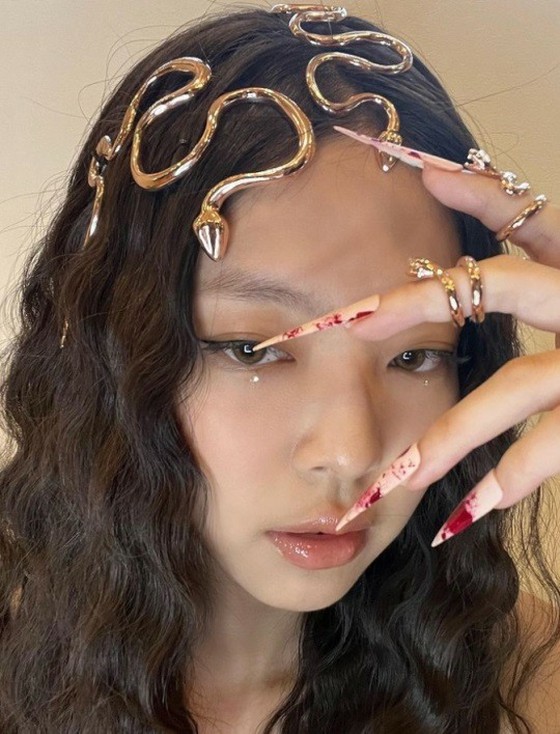 "BLACKPINK" JENNIE, cosplay Halloween sangat indah ... visual yang intens