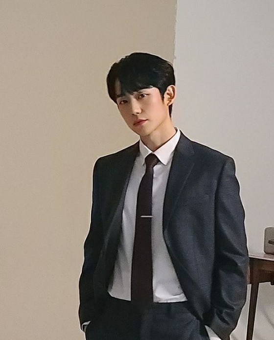 Aktor Jung Hae In memamerkan setelan jasnya yang sempurna