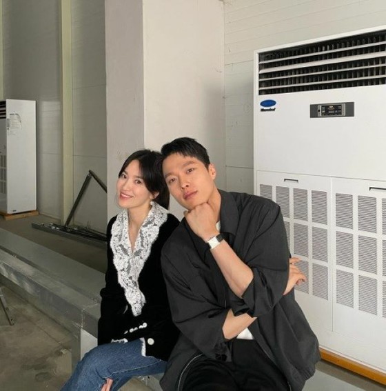 Song Hye Kyo & Jang Ki Yong, yang ikut membintangi serial TV populer "Now, We Are Breaking Up", dua bidikan dengan kepala dan senyum lembut.