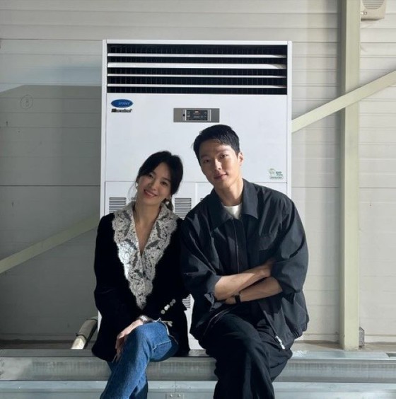 Song Hye Kyo & Jang Ki Yong, yang ikut membintangi serial TV populer "Now, We Are Breaking Up", dua bidikan dengan kepala dan senyum lembut.