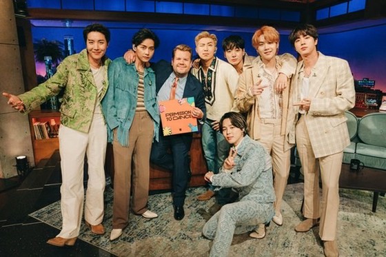Penampilan "BTS" AS "James Corden Show" dengan Hanok di latar belakang ... membungkus LA dari Seoul