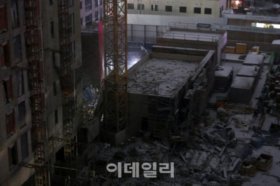Mendirikan Markas Pusat Penanggulangan Kecelakaan di lokasi runtuhnya sebuah kondominium di Gwangju, Korea Selatan
