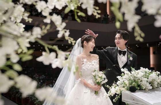 Aktris Park Sin Hye mengungkapkan foto pernikahan ... Kegembiraan ganda dalam kehamilan