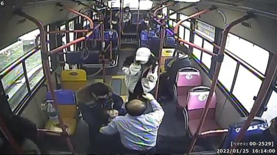 Resusitasi jantung paru 15 detik setelah penumpang pingsan ... Pengemudi bus / penumpang menyelamatkan = Korea Selatan