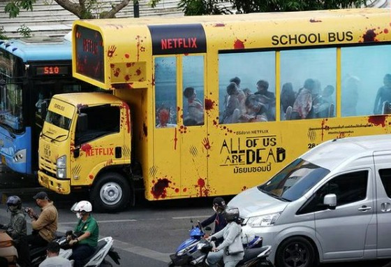 "Zombies di bus sekolah" ... Serial TV Korea baru Netflix, Topik Populer untuk iklan bus yang ditayangkan di Tai Bangkok