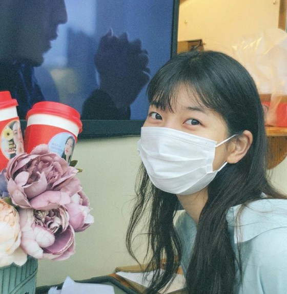 Suzy (mantan Miss A) berterima kasih kepada para penggemar yang mengirimnya dalam topengnya ... Membuat film "Wonderland"