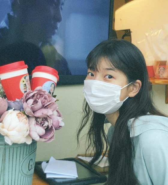Suzy (mantan Miss A) berterima kasih kepada para penggemar yang mengirimnya dalam topengnya ... Membuat film "Wonderland"