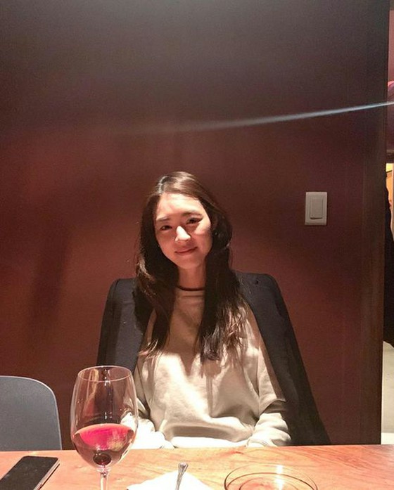 Aktris Lee Yeon Hee memperbarui di Instagram ... "Tempat memori semalam" dan anggur dihembuskan dan keindahan istri baru dilepaskan