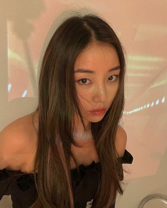 Mawar "BLACKPINK", siluet tampak belakang yang menjadi gambaran... Sejenak istirahat di kolam dilepaskan