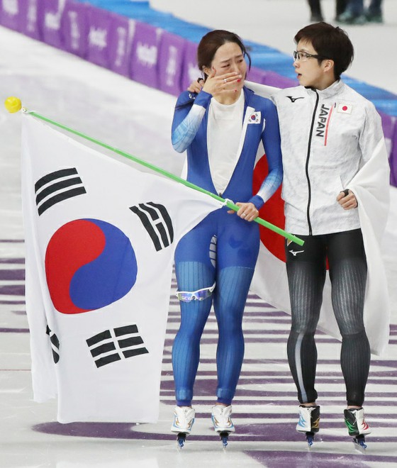 Speed skating mantan tim nasional Rep. Korea Lee Sang-hwa menangis setelah melihat balapan "sahabat" Nao Kodaira