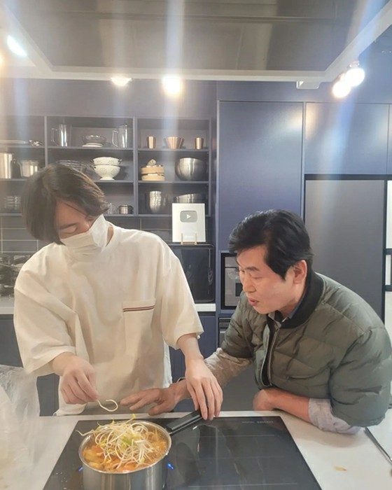 Chef Lee Young-bok mengajarkan "Maeuntang" kepada "BTS" JIN, yang lezat bahkan jika Anda memakannya sendiri.