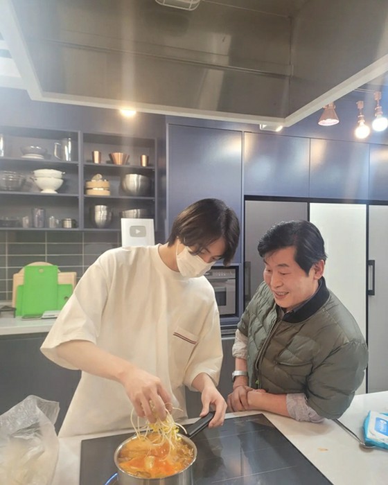 Chef Lee Young-bok mengajarkan "Maeuntang" kepada "BTS" JIN, yang lezat bahkan jika Anda memakannya sendiri.
