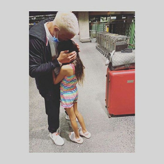 Akiyama Shigeyoshi menangis bersama putrinya Saran di bandara, "Aku menangis sepanjang waktu ... Aku mencintaimu"