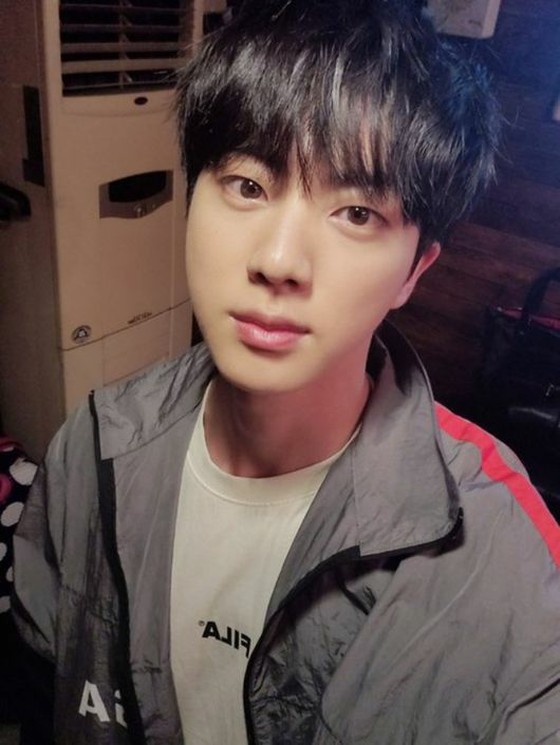 "BTS (BTS)" JIN, tampan bahkan jika Anda makan kaki bengkak ... tampan bahkan ketika Anda bangun