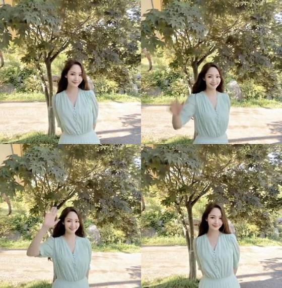 Park Min Young, kecantikan seperti peri yang muncul di hutan, melaporkan kepada penggemar tentang status dewi.