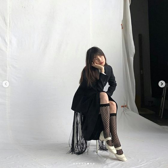 Suzy (mantan Miss A), garis kaki cantik mengenakan celana ketat dalam fotografi bergambar