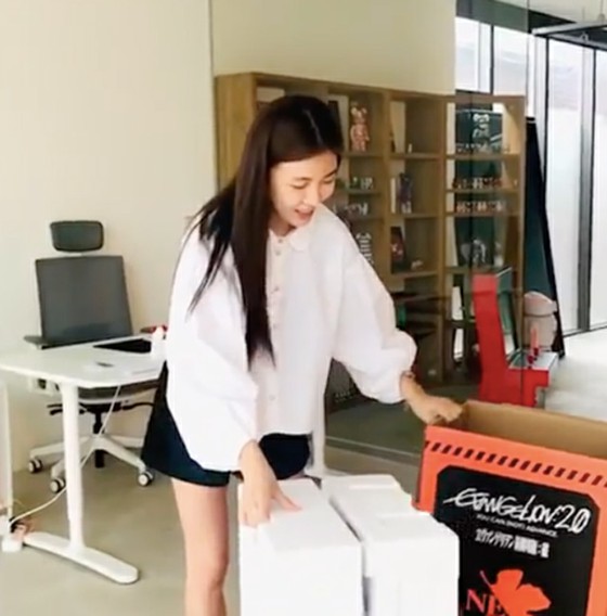 Ha Ji Won mengungkapkan video "Upacara Pembukaan" di Instagram ... Keindahan kaki bersinar sebagai wajah bayi dan bubur tidak seperti yang berusia 40-an.