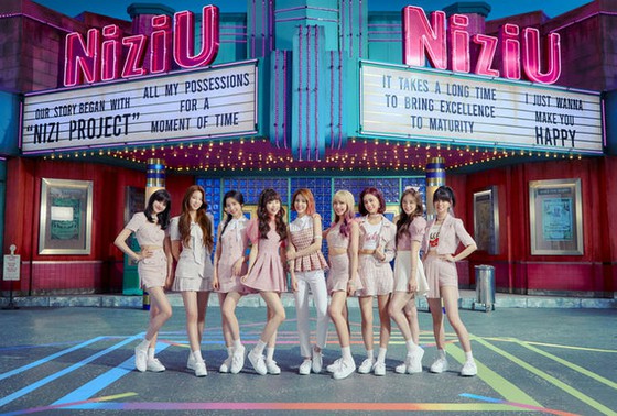 Pendatang baru JYP, "NiziU", pindah ke Topik Hangat sambil melompat dan menari