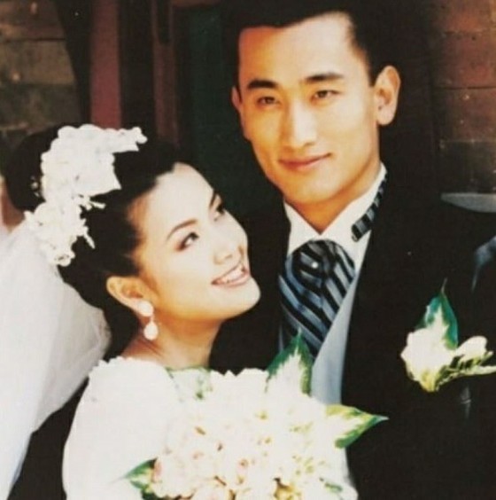 Aktor Cha In Pyo mengungkapkan foto dengan istri Shin Ae-ra di tahun ke-27 pernikahan "I love you"