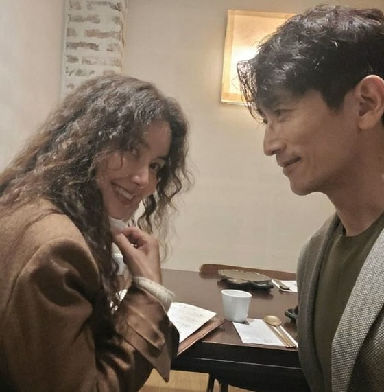 Aktor Cha In Pyo mengungkapkan foto dengan istri Shin Ae-ra di tahun ke-27 pernikahan "I love you"