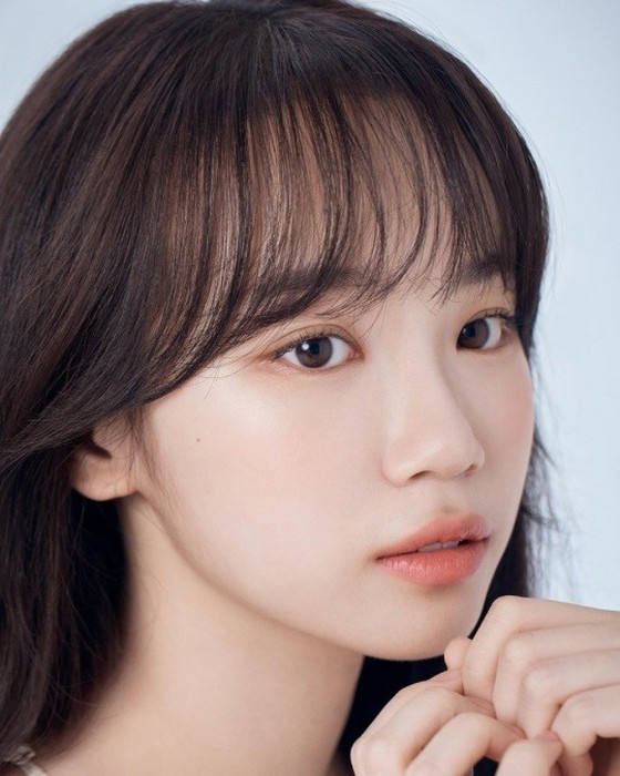Kim Chae Won (mantan IZONE), yang pindah ke SOURCE MUSIC, mengatakan, "Saya sangat ingin bertemu dengan Anda... Saya akan menunjukkan kepada Anda bagaimana saya tumbuh dewasa."