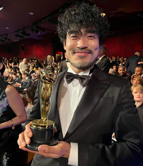 Aktor Jin Dae-young yang muncul di "Drive My Car" tersenyum dengan patung Oscar dari "Academy Award"