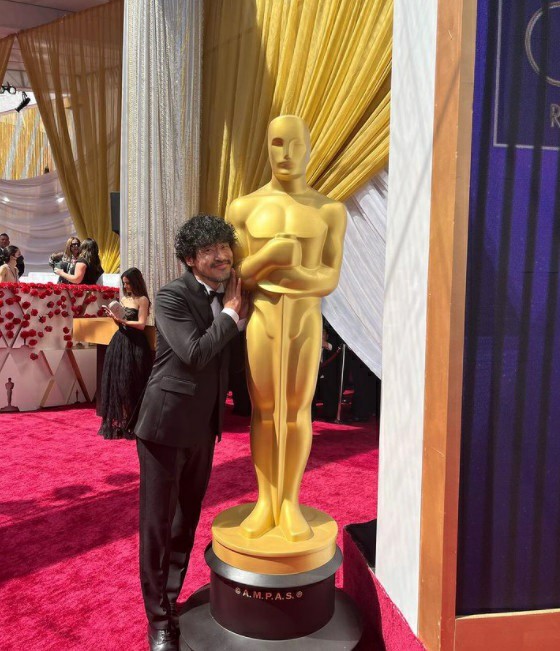 Aktor Jin Dae-young yang muncul di "Drive My Car" tersenyum dengan patung Oscar dari "Academy Award"