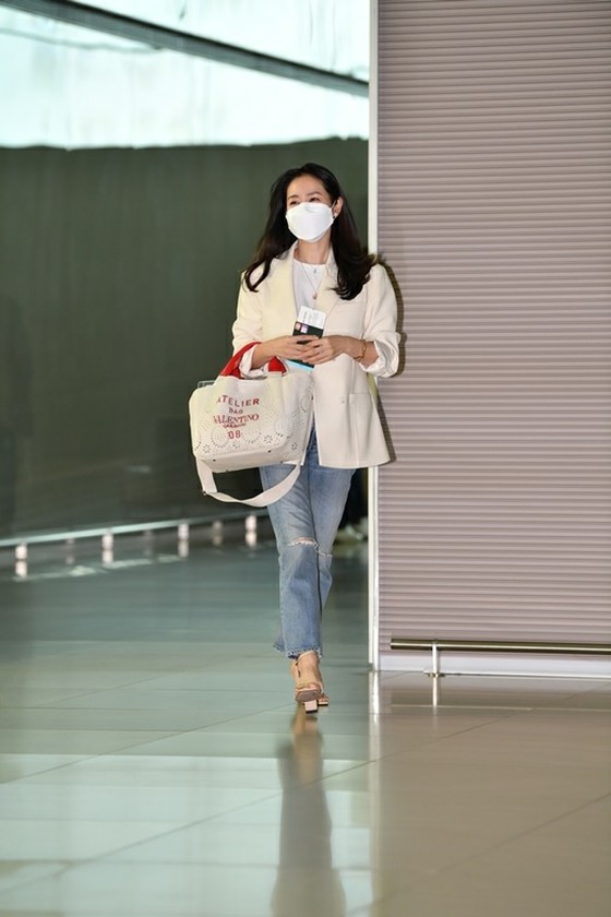 Aktris “Bulan madu dengan suami Hyun Bin” Song YEJI, fashion bandara juga menjadi Hot Topic… dengan tas “VALENTINO”