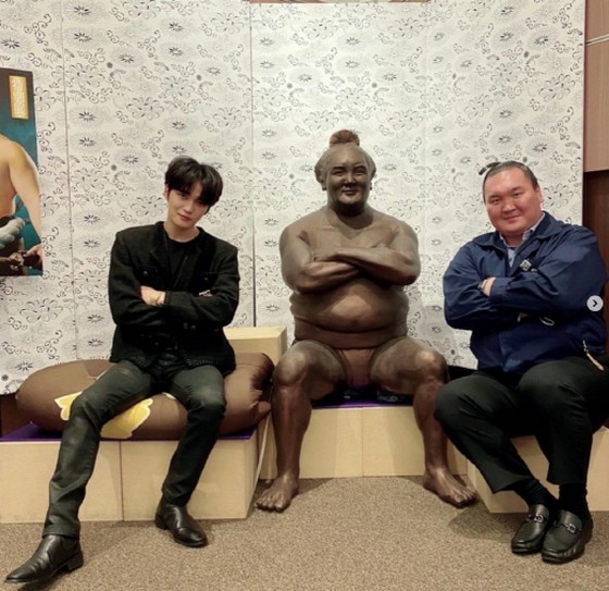 Rilis foto bersama penyanyi Kim JAEJUNG dan mantan yokozuna Hakuho Magaki "Waktu yang menyenangkan"