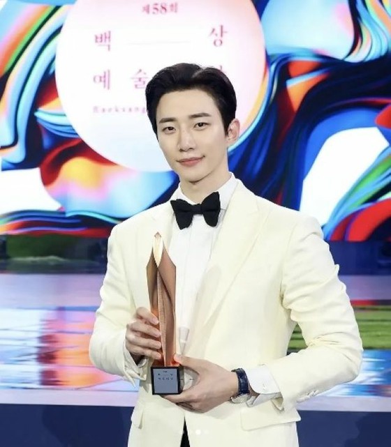 "Guru" JYPark, JUNHO (2PM) memuji penghargaan di Baeksang Arts Awards ... "Orang-orang yang jujur, jujur dan rendah hati, bangga"