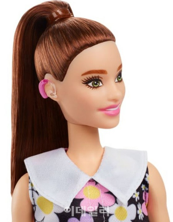 Boneka Barbie memakai alat bantu dengar dirilis ... "Keanekaragaman dalam mainan"