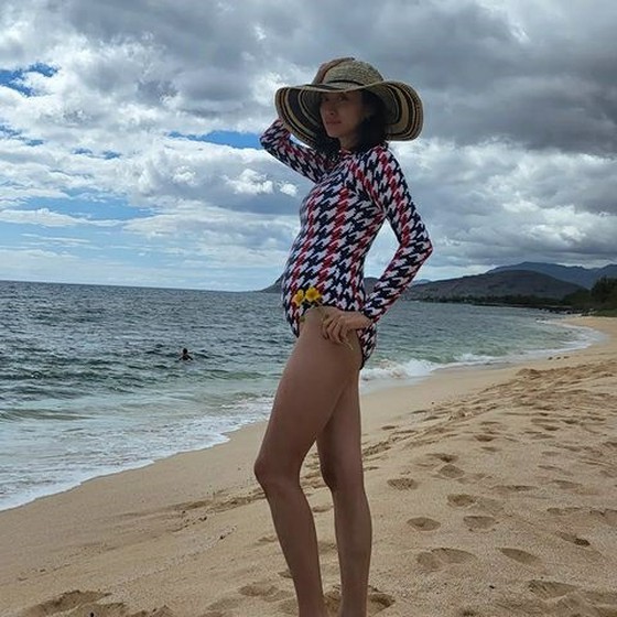 Aktris Hamil Jeon Hye Bin di Hawaii dengan Baju Renang New Post