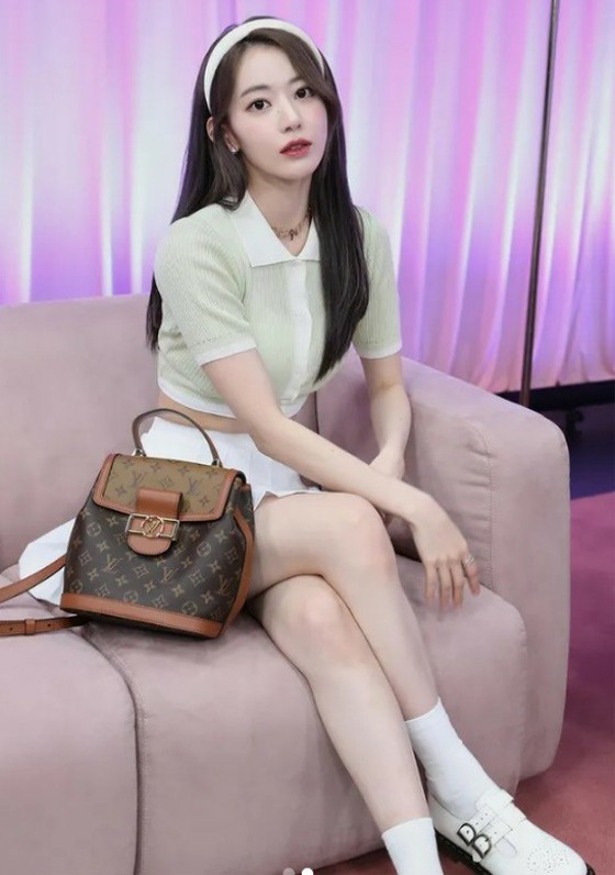 "LE SSERAFIM" Sakura (MIYAWAKI SAKURA), pinggang lebih tipis dari tas merek mewah ... Apakah Anda menurunkan berat badan lagi?